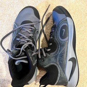 Nike basketball shoes size 10